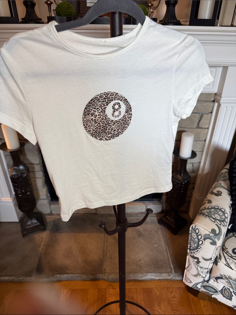 SHEIN White Crop Tee with Leopard Print '8' Emblem